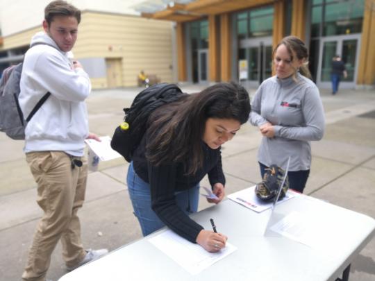 Student signing up for the North Bay Challenger League